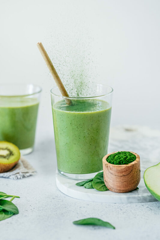 Saupoudrage Alfalfa Green Smoothie Smoothie vert à la poudre d'alfalfa et thé matcha