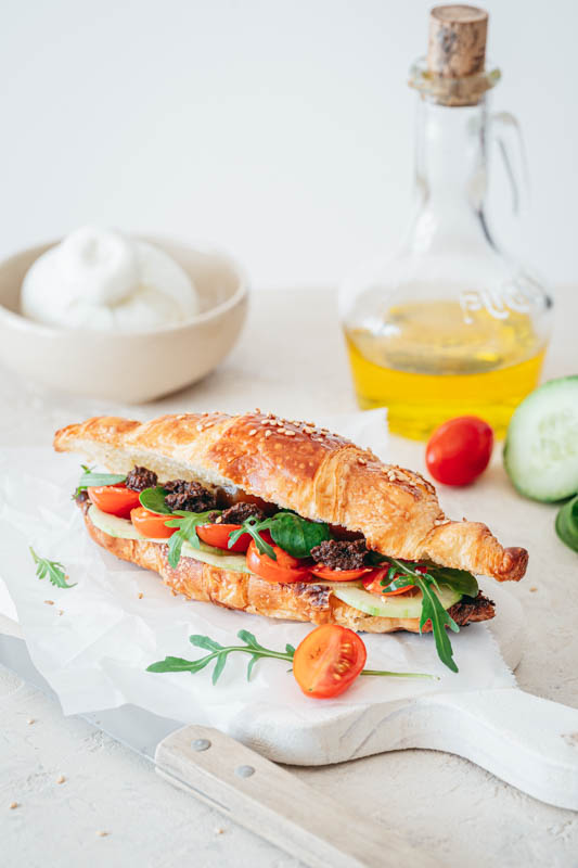 croissant sale burrata tapenade tomate concombre