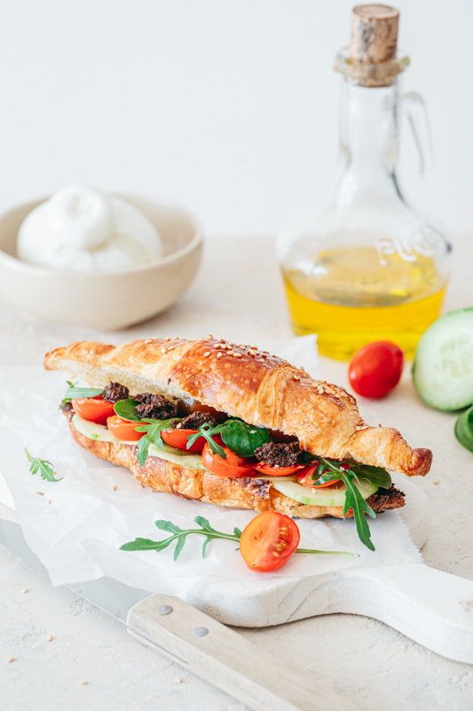 croissant-salé-burrata-tapenade Croissant salé burrata tapenade